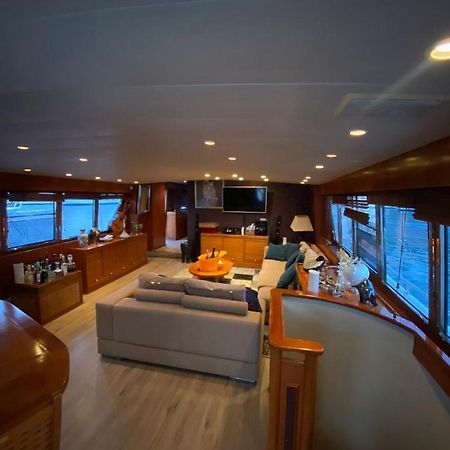 Amazing Boat To Sleep In Barcelona Hotell Sant Adrià de Besòs Exteriör bild