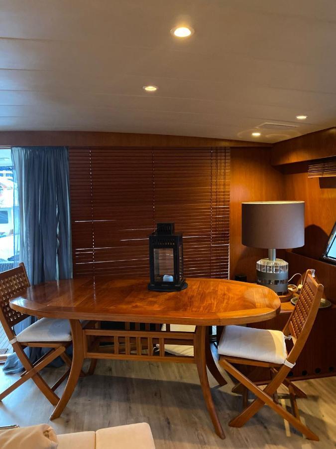Amazing Boat To Sleep In Barcelona Hotell Sant Adrià de Besòs Exteriör bild