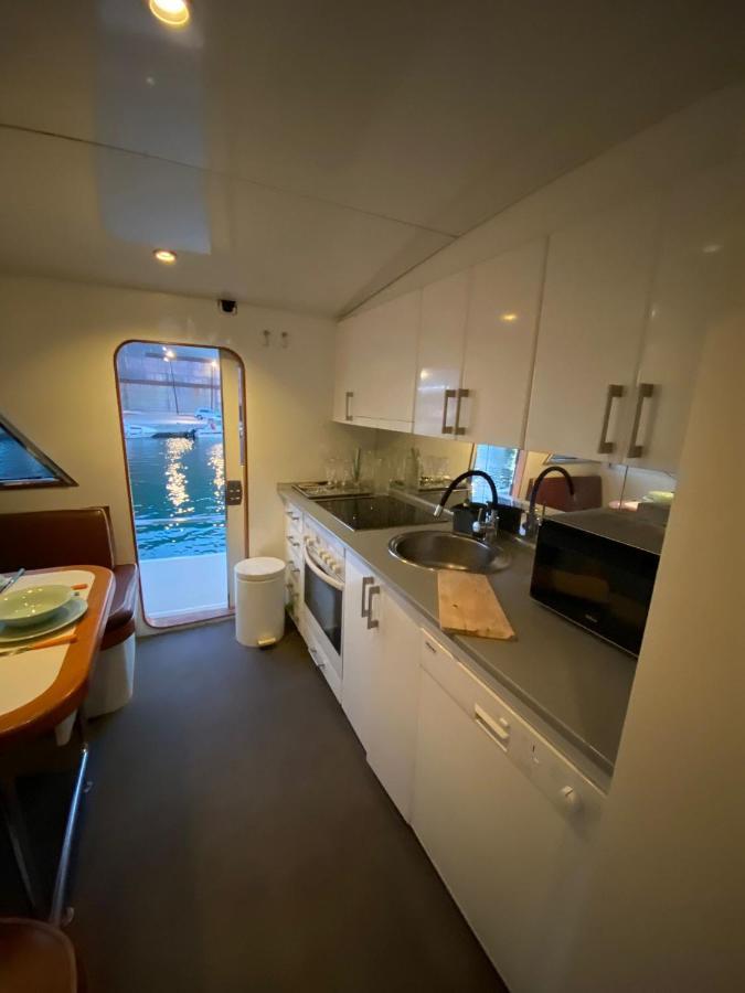 Amazing Boat To Sleep In Barcelona Hotell Sant Adrià de Besòs Exteriör bild