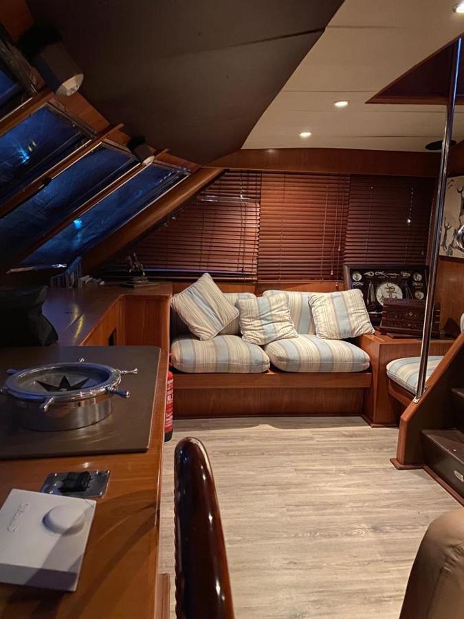 Amazing Boat To Sleep In Barcelona Hotell Sant Adrià de Besòs Exteriör bild