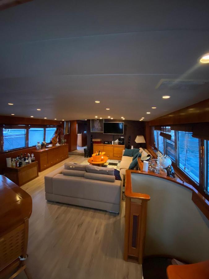 Amazing Boat To Sleep In Barcelona Hotell Sant Adrià de Besòs Exteriör bild