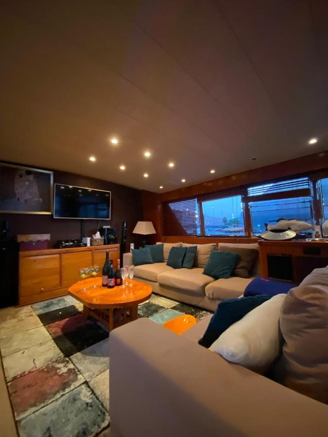 Amazing Boat To Sleep In Barcelona Hotell Sant Adrià de Besòs Exteriör bild