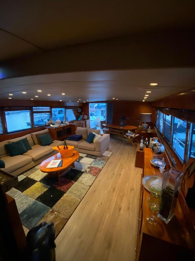 Amazing Boat To Sleep In Barcelona Hotell Sant Adrià de Besòs Exteriör bild