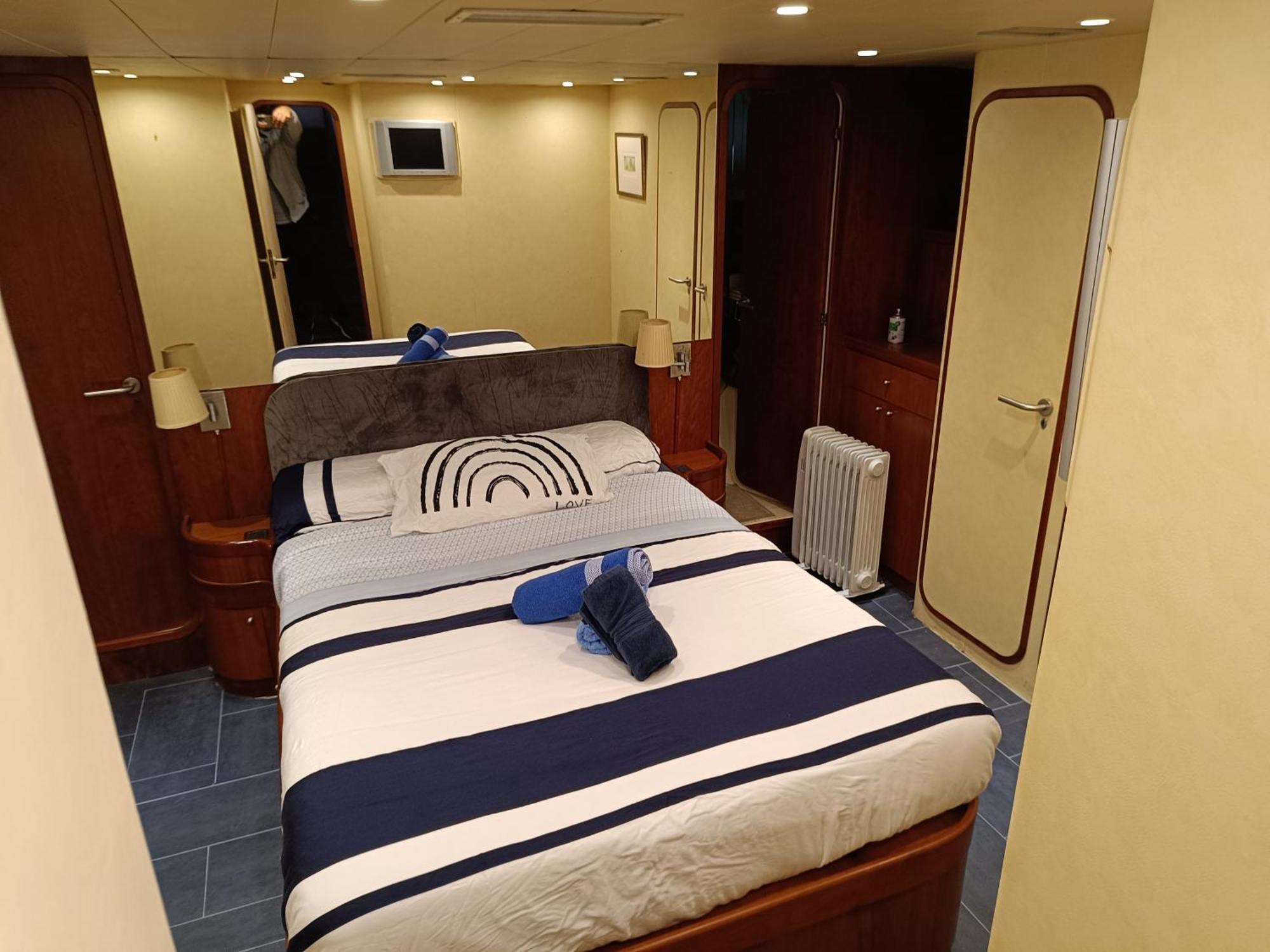 Amazing Boat To Sleep In Barcelona Hotell Sant Adrià de Besòs Exteriör bild