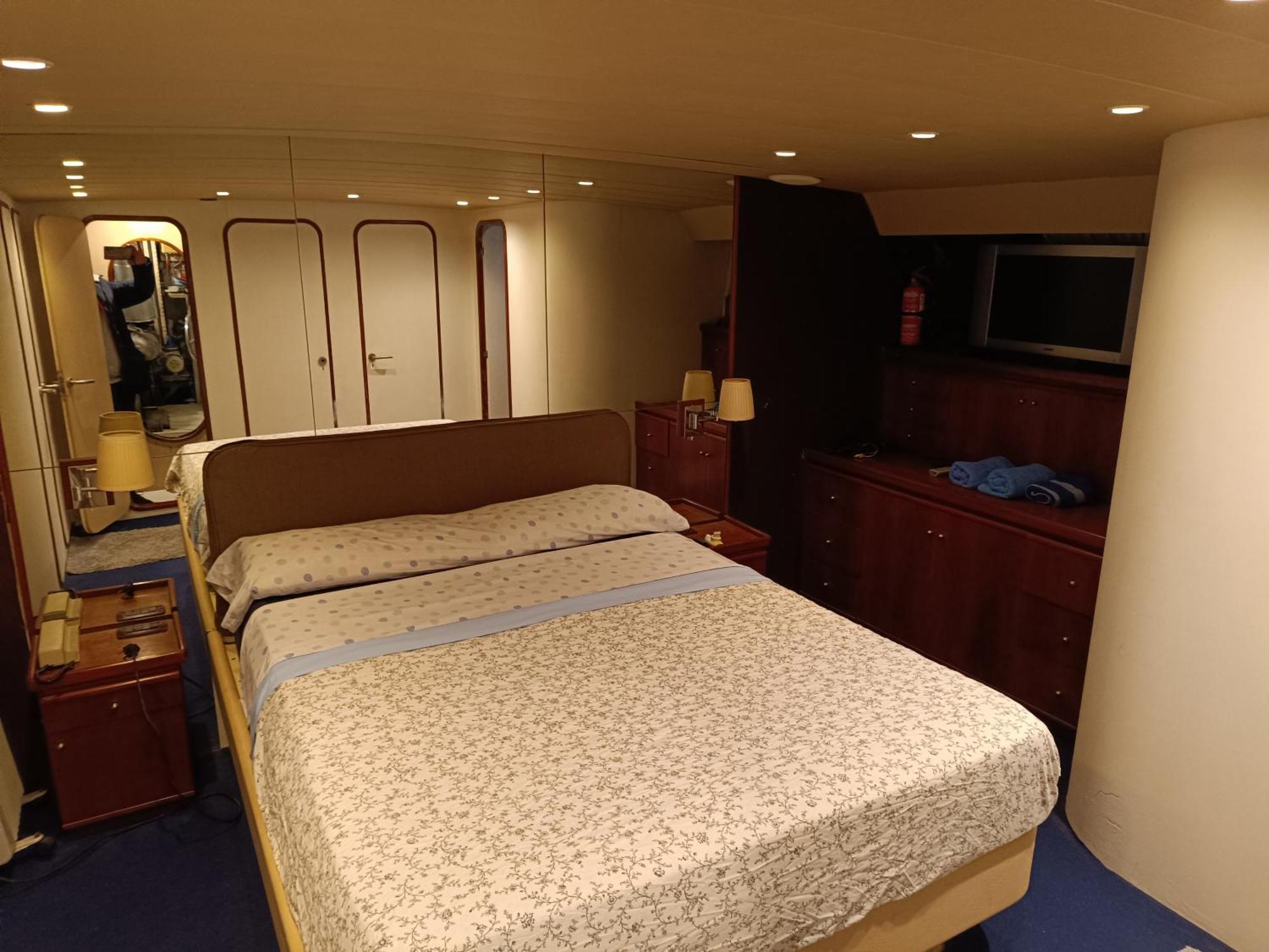 Amazing Boat To Sleep In Barcelona Hotell Sant Adrià de Besòs Exteriör bild