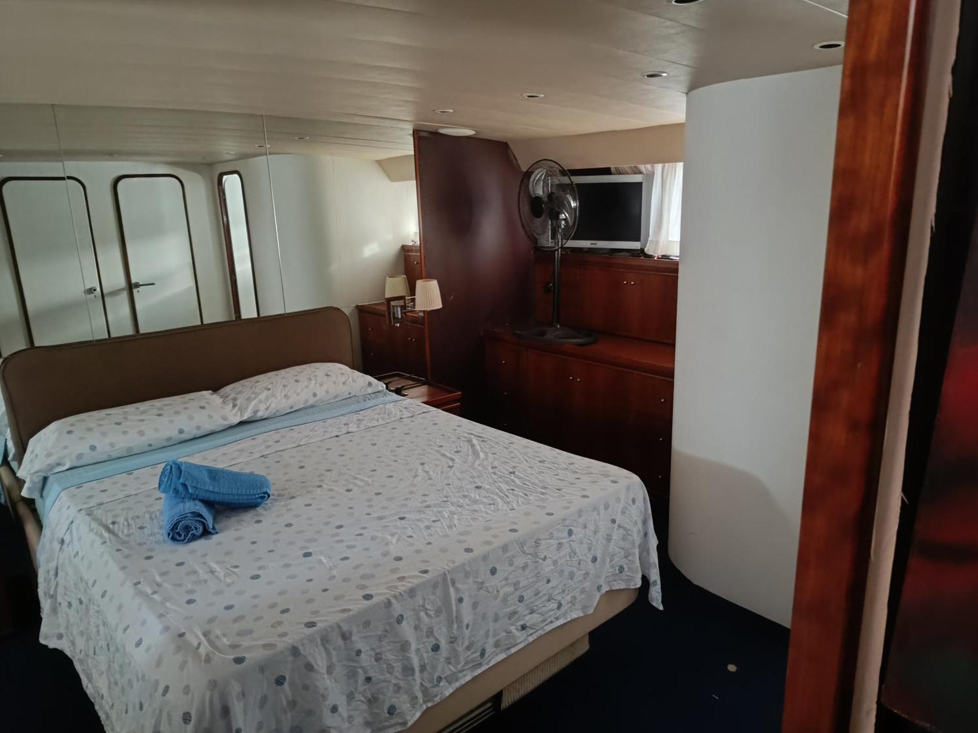 Amazing Boat To Sleep In Barcelona Hotell Sant Adrià de Besòs Exteriör bild